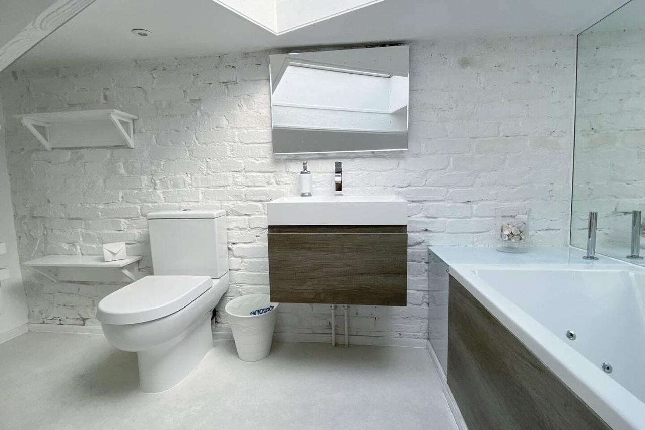 Charming 2-bed Apt With 2 Bathtub Central Appartamento Londra
